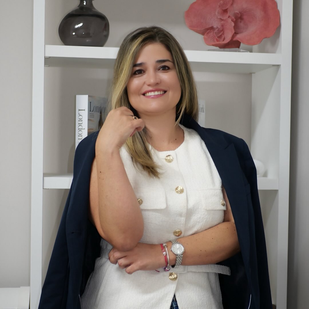 Paula Tobón Moreno sonriendo en su despacho
